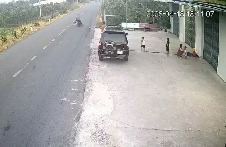 Bé trai đá bóng ra đường làm chết người, ai chịu trách nhiệm?