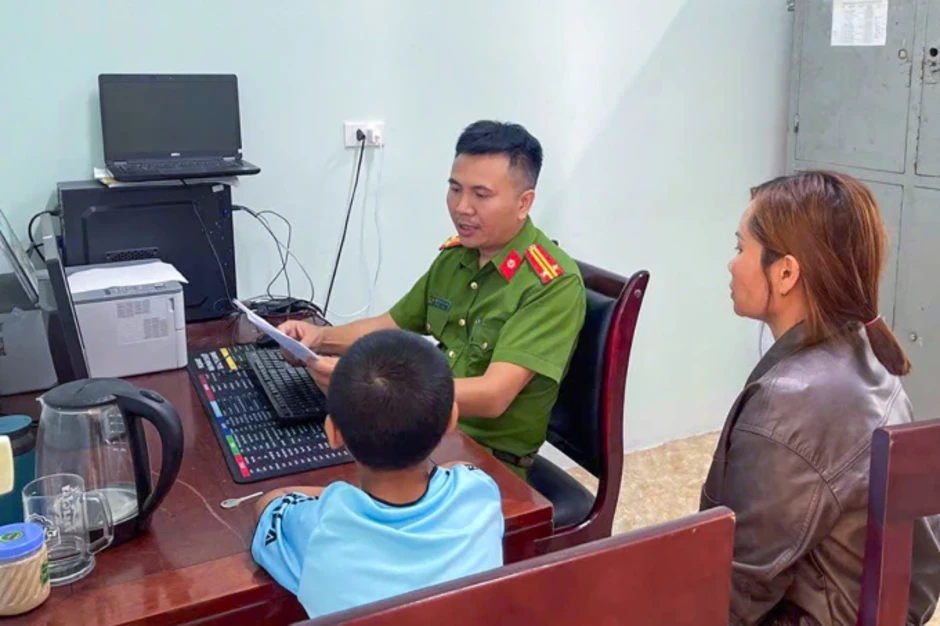 Bé trai lớp 6 khóc cầu cứu, nghi bị cha và mẹ kế bạo hành Bé trai lớp 6 khóc cầu cứu, nghi bị cha và mẹ kế bạo hành