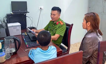 Bé trai lớp 6 khóc cầu cứu, nghi bị cha và mẹ kế bạo hành