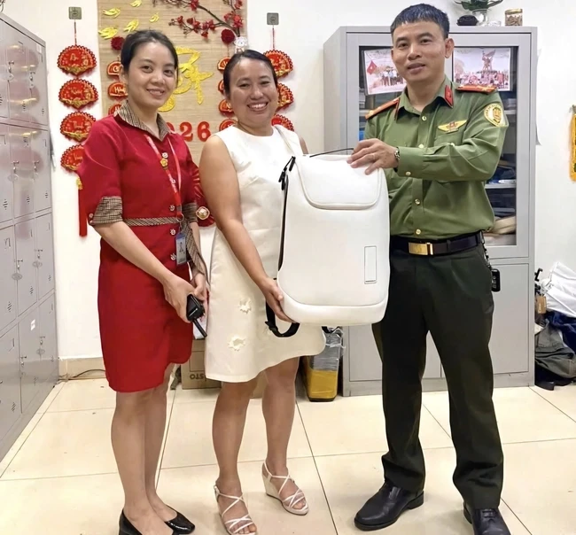 Bên trong chiếc balo trắng bị bỏ lại sân bay Đà Nẵng Bên trong chiếc balo trắng bị bỏ lại sân bay Đà Nẵng