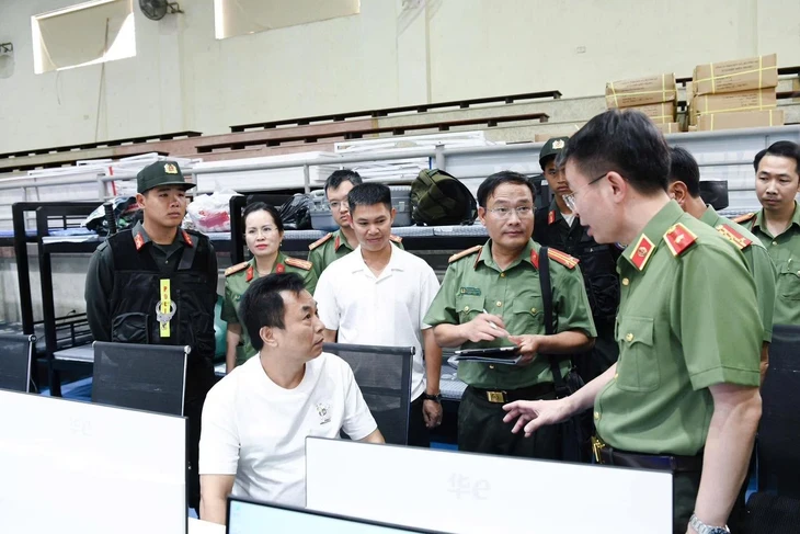 Bên trong 'đại bản doanh' nhóm lừa đảo qua mạng từ Campuchia sang bị công an Việt Nam vô hiệu hóa Bên trong 'đại bản doanh' nhóm lừa đảo qua mạng từ Campuchia sang bị công an Việt Nam vô hiệu hóa