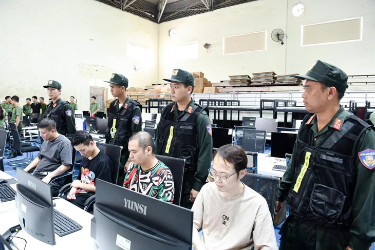 Bên trong 'đại bản doanh' nhóm lừa đảo qua mạng từ Campuchia sang bị công an Việt Nam vô hiệu hóa Bên trong 'đại bản doanh' nhóm lừa đảo qua mạng từ Campuchia sang bị công an Việt Nam vô hiệu hóa