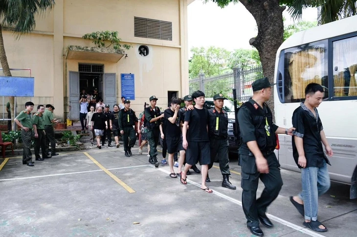 Bên trong 'đại bản doanh' nhóm lừa đảo qua mạng từ Campuchia sang bị công an Việt Nam vô hiệu hóa Bên trong 'đại bản doanh' nhóm lừa đảo qua mạng từ Campuchia sang bị công an Việt Nam vô hiệu hóa