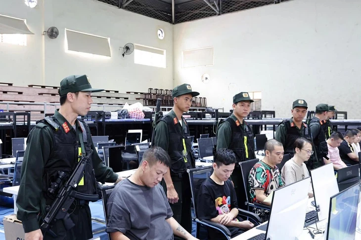 Bên trong 'đại bản doanh' nhóm lừa đảo qua mạng từ Campuchia sang bị công an Việt Nam vô hiệu hóa Bên trong 'đại bản doanh' nhóm lừa đảo qua mạng từ Campuchia sang bị công an Việt Nam vô hiệu hóa