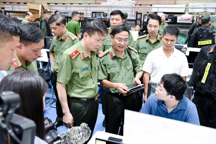 Bên trong 'đại bản doanh' nhóm lừa đảo qua mạng từ Campuchia sang bị công an Việt Nam vô hiệu hóa Bên trong 'đại bản doanh' nhóm lừa đảo qua mạng từ Campuchia sang bị công an Việt Nam vô hiệu hóa