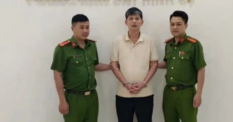 Bị bắt vì đỗ ô tô chắn barie lối vào tầng hầm khu chung cư ở Hà Nội