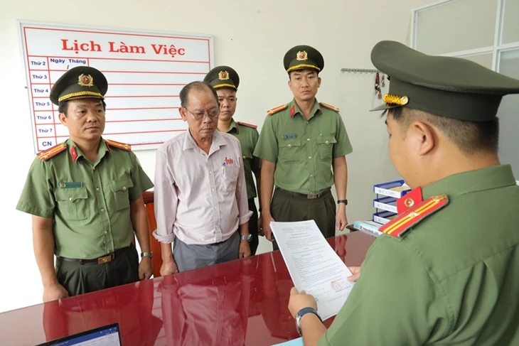 Bị bắt vì nhận 18 người nước ngoài cư trú, lao động bất hợp pháp Bị bắt vì nhận 18 người nước ngoài cư trú, lao động bất hợp pháp