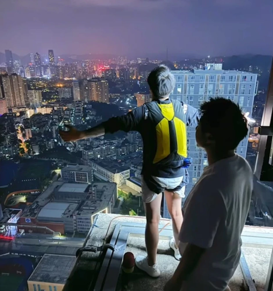 Bị cấm dùng mạng xã hội vĩnh viễn vì nhảy dù từ nóc tòa chung cư để 'câu like' Bị cấm dùng mạng xã hội vĩnh viễn vì nhảy dù từ nóc tòa chung cư để 'câu like'