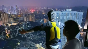 Bị cấm dùng mạng xã hội vĩnh viễn vì nhảy dù từ nóc tòa chung cư để 'câu like'