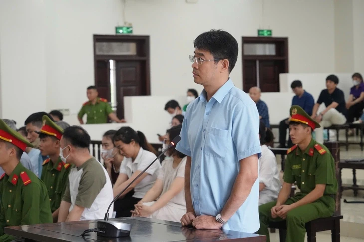 Bị cáo cựu Cục trưởng An toàn thực phẩm nhắc tới 'công lao đào tạo của xã hội' Bị cáo cựu Cục trưởng An toàn thực phẩm nhắc tới 'công lao đào tạo của xã hội'