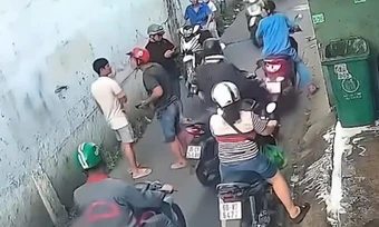 Bị đánh gục khi can ngăn cãi vã sau va chạm giao thông