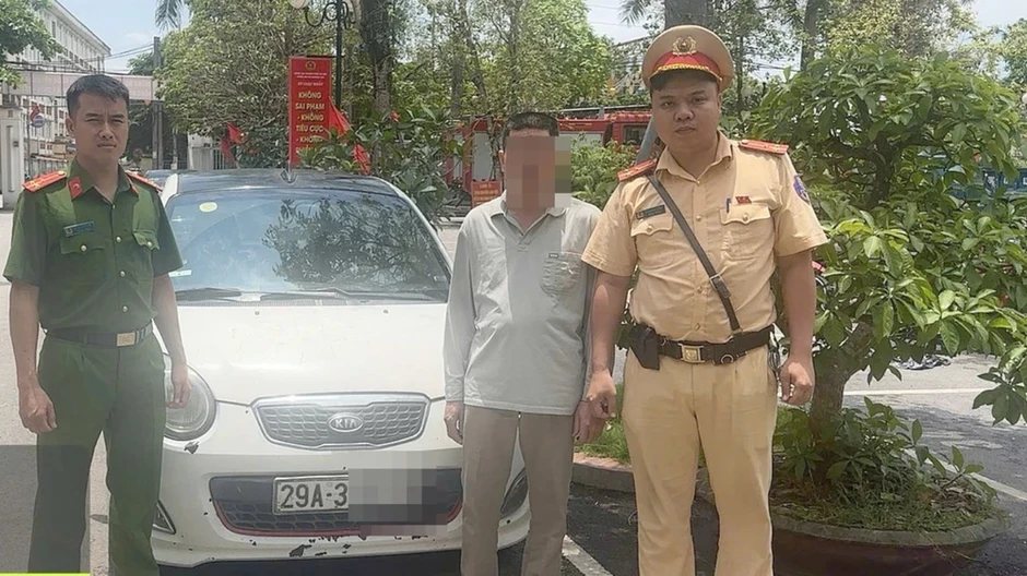 Bị đòi lại xe, con rể cởi trần nằm trên nắp capo nhưng bố vợ vẫn lái xe chạy Bị đòi lại xe, con rể cởi trần nằm trên nắp capo nhưng bố vợ vẫn lái xe chạy