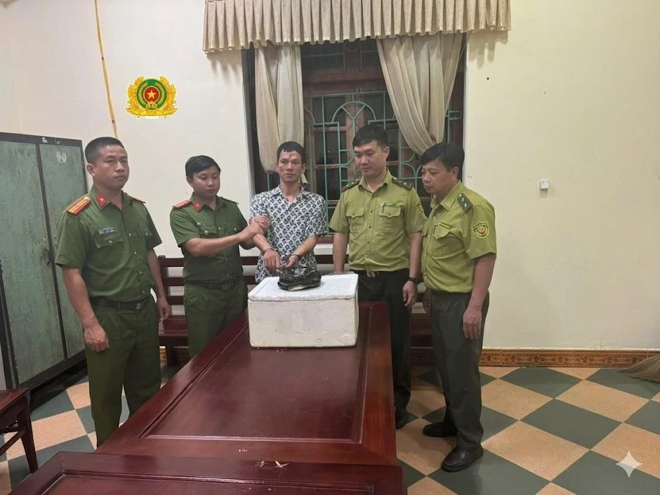 Bị khởi tố vì mua rắn hổ chúa để "sử dụng cá nhân" Bị khởi tố vì mua rắn hổ chúa để "sử dụng cá nhân"