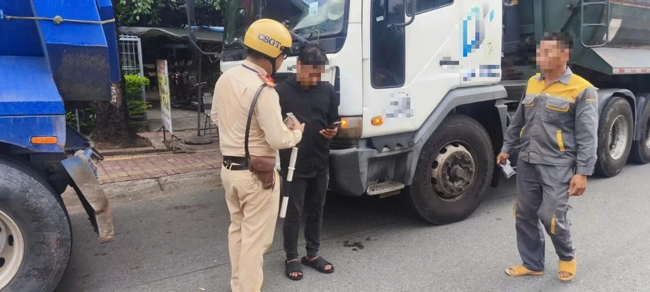 Bị lập biên bản nồng độ cồn, người đàn ông đòi lao ra đường tự tử Bị lập biên bản nồng độ cồn, người đàn ông đòi lao ra đường tự tử