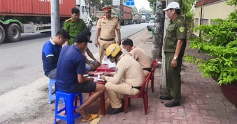 Bị lập biên bản nồng độ cồn, người đàn ông đòi lao ra đường tự tử