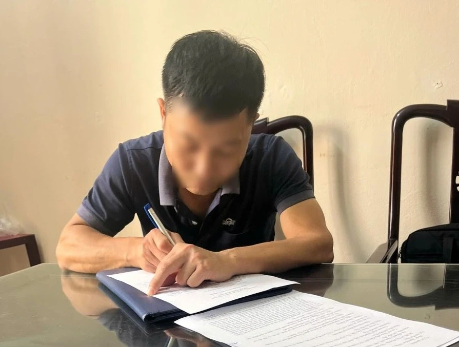 Bị phạt 7,5 triệu đồng vì đăng ảnh bịa đặt công an bắt người ở hồ cầu Bị phạt 7,5 triệu đồng vì đăng ảnh bịa đặt công an bắt người ở hồ cầu