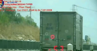 Bị phạt gần 50 triệu đồng vì không bằng lái, chạy quá chậm trên cao tốc