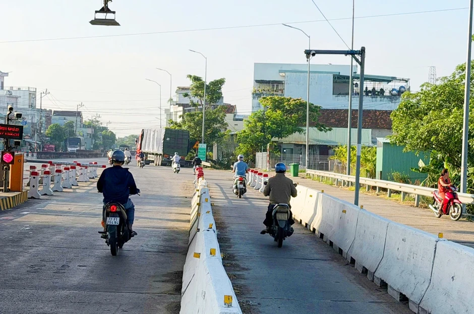 Bị rượt đuổi trên quốc lộ 1, nam sinh lớp 9 tử vong sau khi tông vào barie trạm BOT Bị rượt đuổi trên quốc lộ 1, nam sinh lớp 9 tử vong sau khi tông vào barie trạm BOT