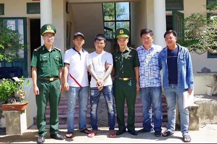 Bị truy nã về 3 tội danh, thanh niên 17 tuổi bị bắt giữa biển Bị truy nã về 3 tội danh, thanh niên 17 tuổi bị bắt giữa biển