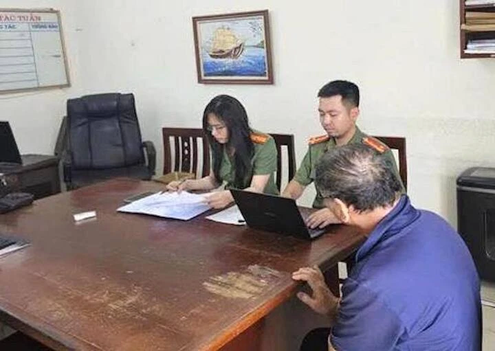 Bị xử phạt vi phạm giao thông, người đàn ông bình luận xúc phạm CSGT trên mạng Bị xử phạt vi phạm giao thông, người đàn ông bình luận xúc phạm CSGT trên mạng