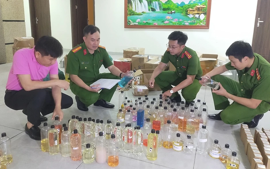 Biến hương liệu và cồn thành nước hoa Chanel, Dior giả Biến hương liệu và cồn thành nước hoa Chanel, Dior giả