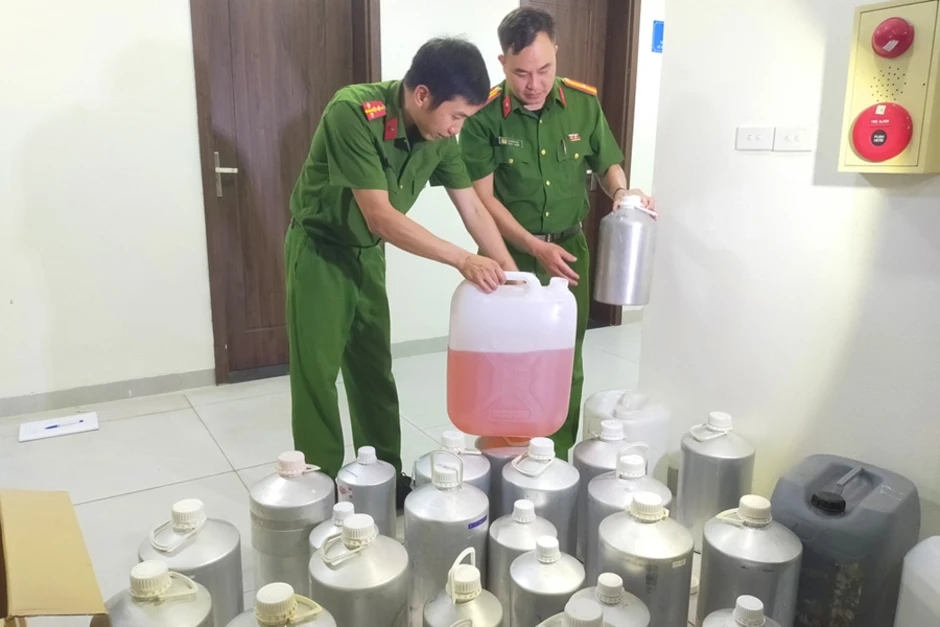 Biến hương liệu và cồn thành nước hoa Chanel, Dior giả Biến hương liệu và cồn thành nước hoa Chanel, Dior giả