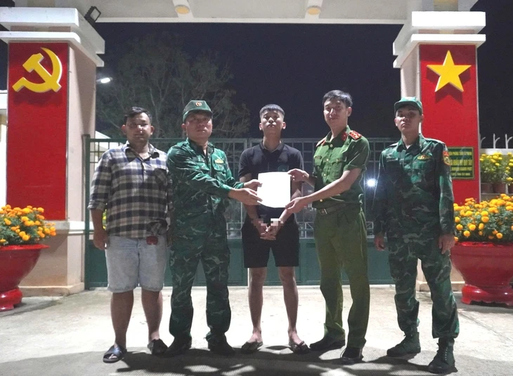 Biên phòng tìm thấy thanh niên liên quan án giết người ở TP.HCM trốn trong casino ở Campuchia Biên phòng tìm thấy thanh niên liên quan án giết người ở TP.HCM trốn trong casino ở Campuchia