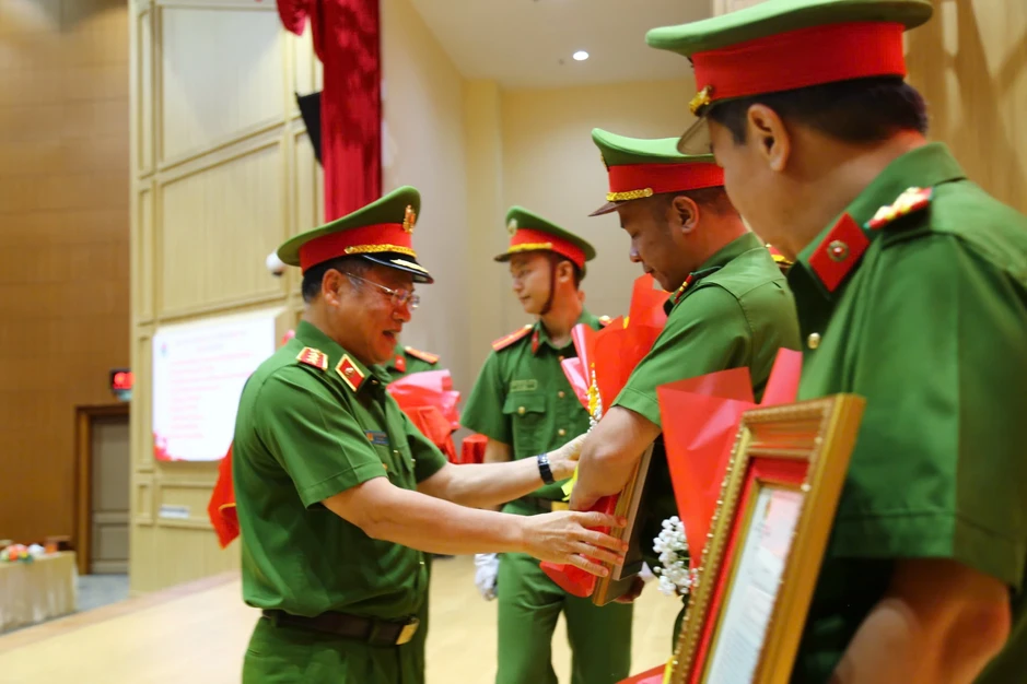 Bộ Công an phá đường dây ma túy xuyên quốc gia bắt 403 người Bộ Công an phá đường dây ma túy xuyên quốc gia bắt 403 người
