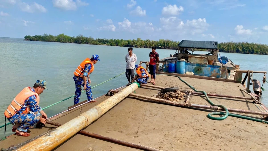 Bộ đội Biên phòng tỉnh Vĩnh Long phát hiện tàu chở cát trái phép Bộ đội Biên phòng tỉnh Vĩnh Long phát hiện tàu chở cát trái phép