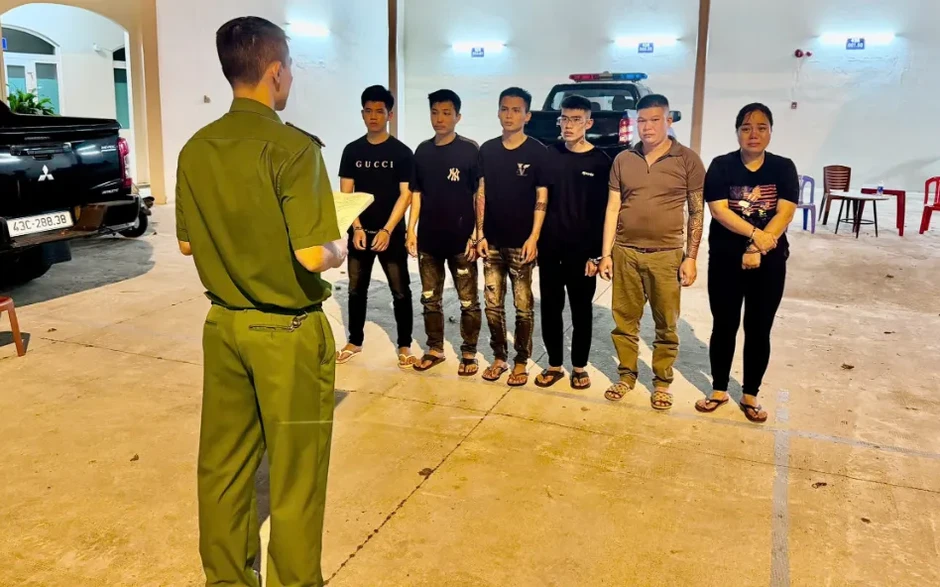 Bóc gỡ đường dây mua bán người dưới 16 tuổi: Thủ đoạn “gán nợ” qua quán karaoke Bóc gỡ đường dây mua bán người dưới 16 tuổi: Thủ đoạn “gán nợ” qua quán karaoke