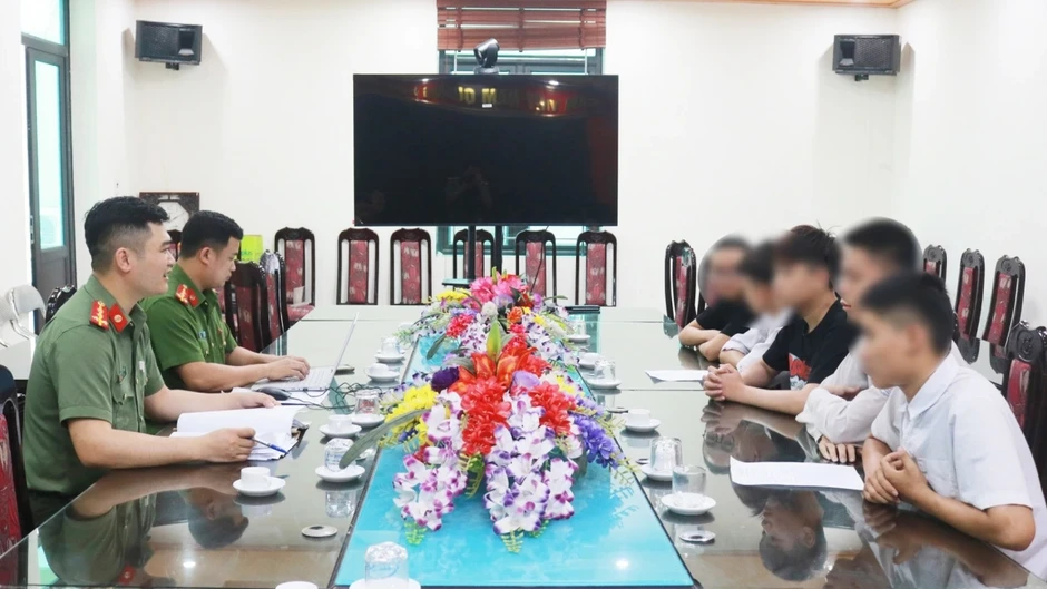Bóc gỡ nhiều nhóm “quái xế nhí” lên mạng câu view, mang hung khí gây náo loạn phố Bóc gỡ nhiều nhóm “quái xế nhí” lên mạng câu view, mang hung khí gây náo loạn phố