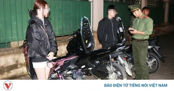 Bóc gỡ nhiều nhóm “quái xế nhí” lên mạng câu view, mang hung khí gây náo loạn phố