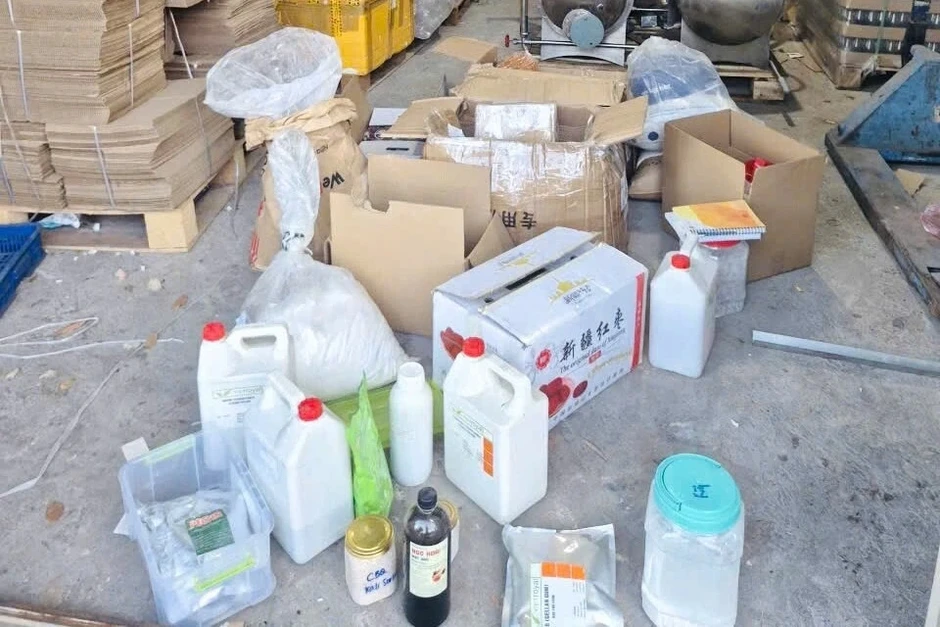 Bóc trần đường dây sản xuất "Thượng đỉnh yến Khánh Hòa" giả Bóc trần đường dây sản xuất "Thượng đỉnh yến Khánh Hòa" giả