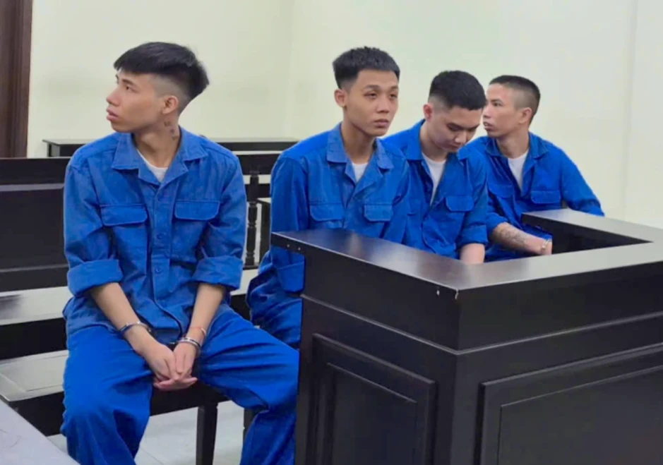 Bốn kẻ giả công an dùng 15 tiếng mỗi ngày để dẫn dụ, lừa tiền hàng loạt người Bốn kẻ giả công an dùng 15 tiếng mỗi ngày để dẫn dụ, lừa tiền hàng loạt người