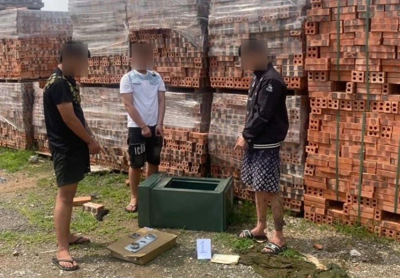 Bốn thanh niên đập phá hòm công đức, trộm két sắt tại miếu Đồng Vệ Bốn thanh niên đập phá hòm công đức, trộm két sắt tại miếu Đồng Vệ