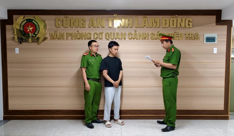 Bỗng dưng nợ 1,7 tỉ đồng vì cho nhân viên ngân hàng mượn điện thoại