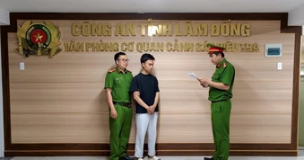 Bỗng dưng nợ 1,7 tỉ đồng vì cho nhân viên ngân hàng mượn điện thoại