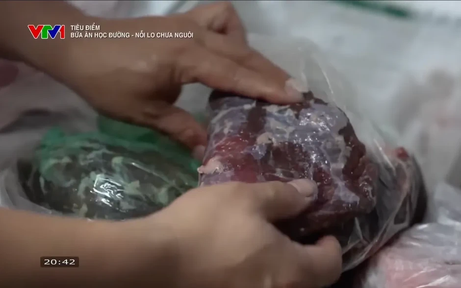 Bữa ăn học đường: Nỗi lo chưa nguôi sau một miếng thịt lạ Bữa ăn học đường: Nỗi lo chưa nguôi sau một miếng thịt lạ