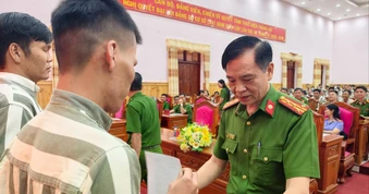 Bước ra khỏi cổng trại, 218 người làm lại cuộc đời…