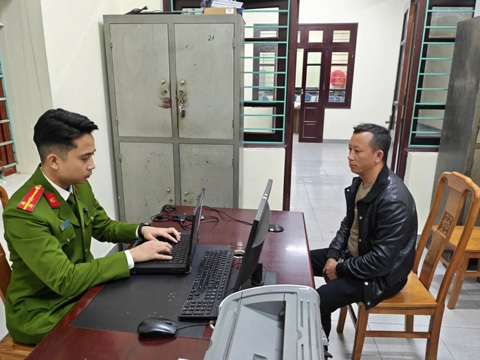 Buồn ngủ, tài xế ô tô tông và hất văng người phụ nữ thu gom rác lên vỉa hè Buồn ngủ, tài xế ô tô tông và hất văng người phụ nữ thu gom rác lên vỉa hè
