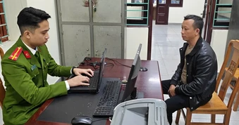 Buồn ngủ, tài xế ô tô tông và hất văng người phụ nữ thu gom rác lên vỉa hè