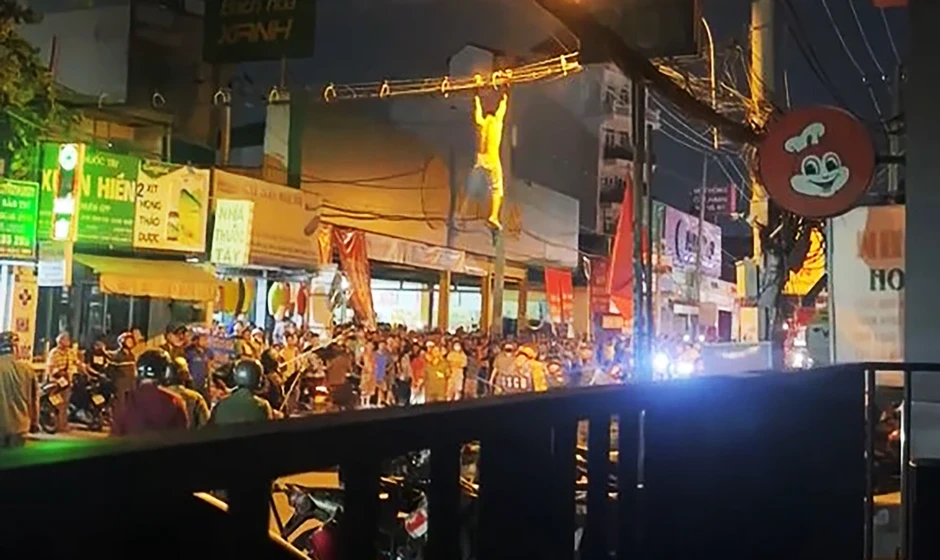 Cả dãy phố hoảng loạn vì 1 thanh niên nghi ngáo đá, đập phá tài sản Cả dãy phố hoảng loạn vì 1 thanh niên nghi ngáo đá, đập phá tài sản