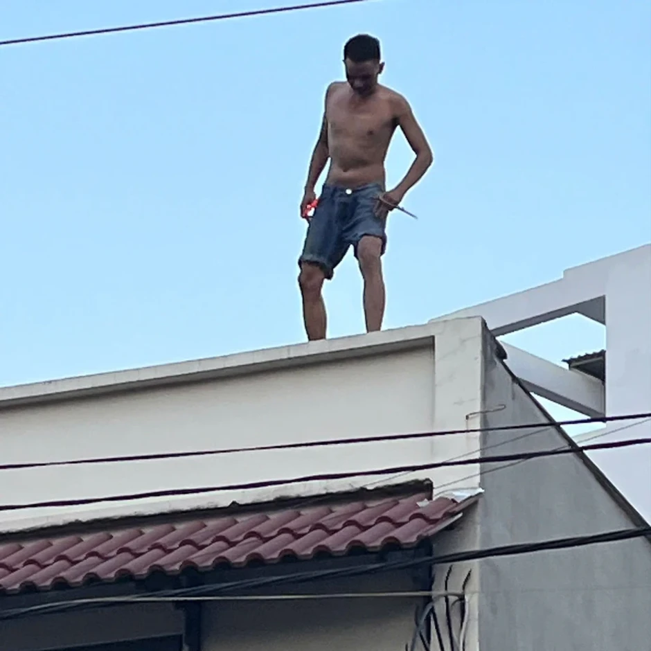 Cả dãy phố hoảng loạn vì 1 thanh niên nghi ngáo đá, đập phá tài sản Cả dãy phố hoảng loạn vì 1 thanh niên nghi ngáo đá, đập phá tài sản
