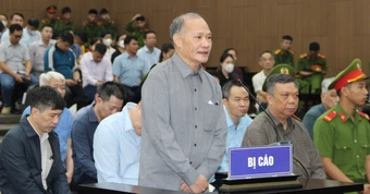 Cầm 200.000 USD, cựu Thứ trưởng nói 'nhận tiền trong giây phút không chín chắn'