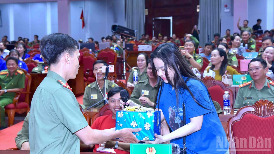 Cà Mau tôi luyện “cánh tay nối dài” giữ bình yên cơ sở Cà Mau tôi luyện “cánh tay nối dài” giữ bình yên cơ sở
