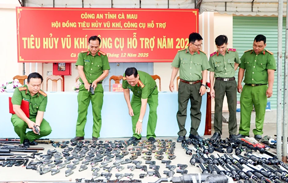 Cà Mau vận động thu hồi, thu gom 123 khẩu súng và hàng trăm viên đạn Cà Mau vận động thu hồi, thu gom 123 khẩu súng và hàng trăm viên đạn