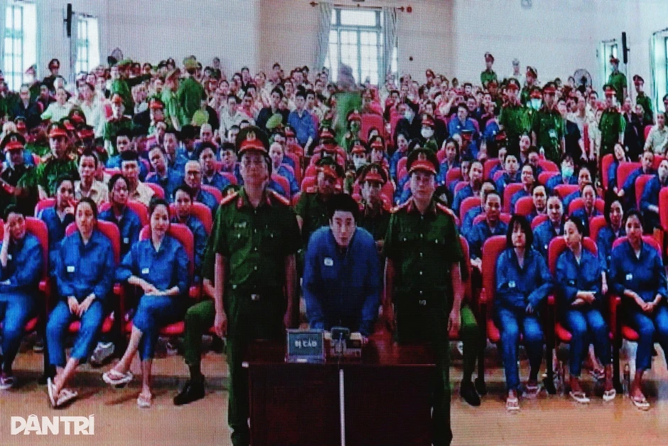 Ca sĩ Chi Dân cùng anh trai rủ nhóm bạn dùng ma túy Ca sĩ Chi Dân cùng anh trai rủ nhóm bạn dùng ma túy