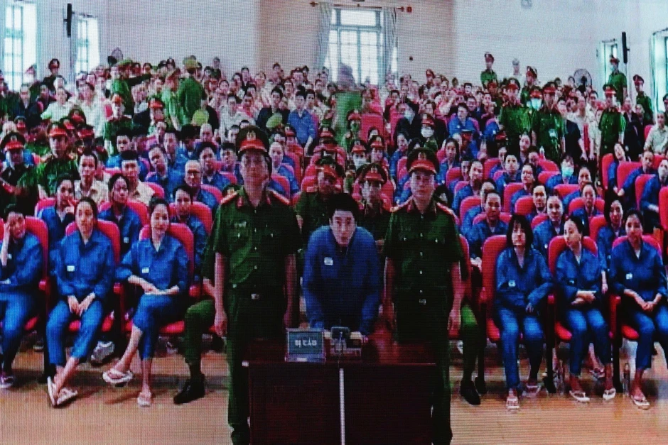 Ca sĩ Chi Dân: “Mong mọi người tha thứ, cho bị cáo cơ hội làm lại cuộc đời” Ca sĩ Chi Dân: “Mong mọi người tha thứ, cho bị cáo cơ hội làm lại cuộc đời”