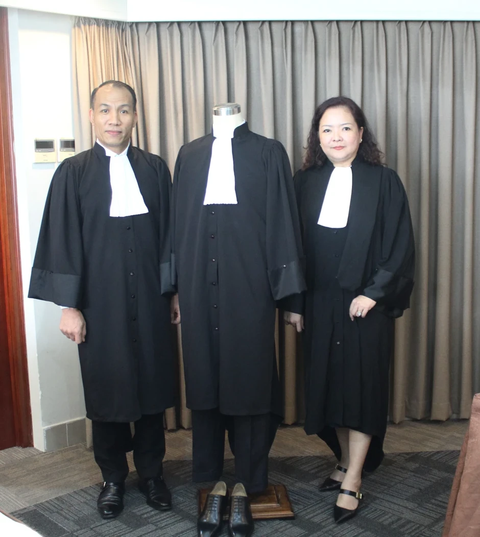 Các luật sư nêu ý kiến về việc mặc áo choàng khi tham dự phiên tòa Các luật sư nêu ý kiến về việc mặc áo choàng khi tham dự phiên tòa