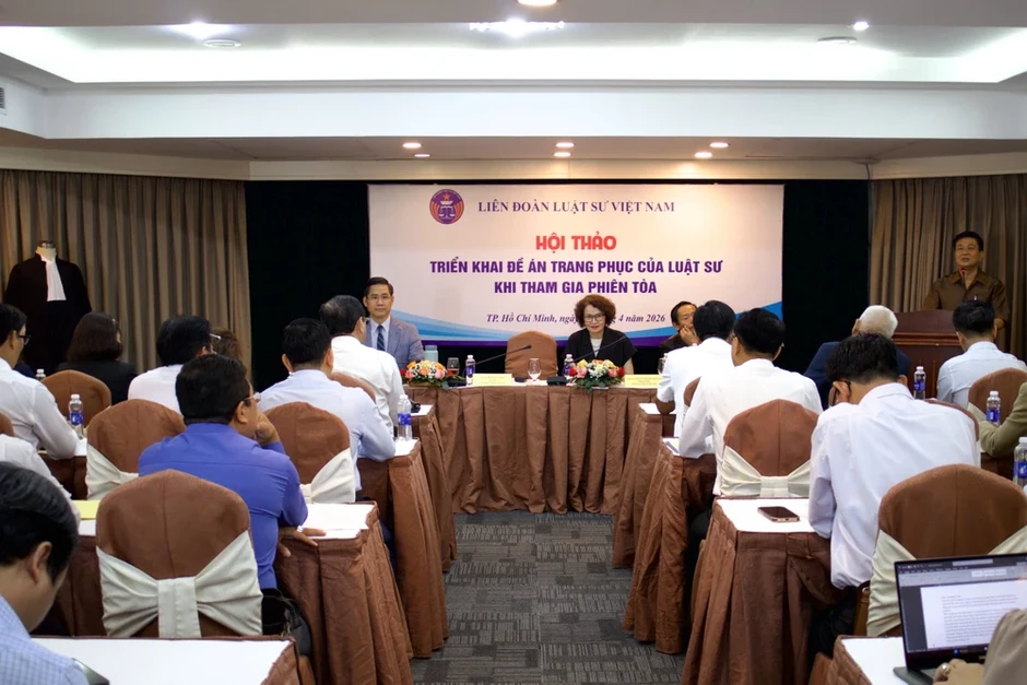 Các luật sư nêu ý kiến về việc mặc áo choàng khi tham dự phiên tòa Các luật sư nêu ý kiến về việc mặc áo choàng khi tham dự phiên tòa